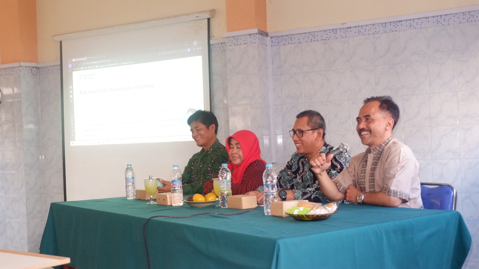 Read more about the article Membangun Karir Cemerlang: Lulusan SMK Pusat Keunggulan Sidoarjo di Sektor Perbankan