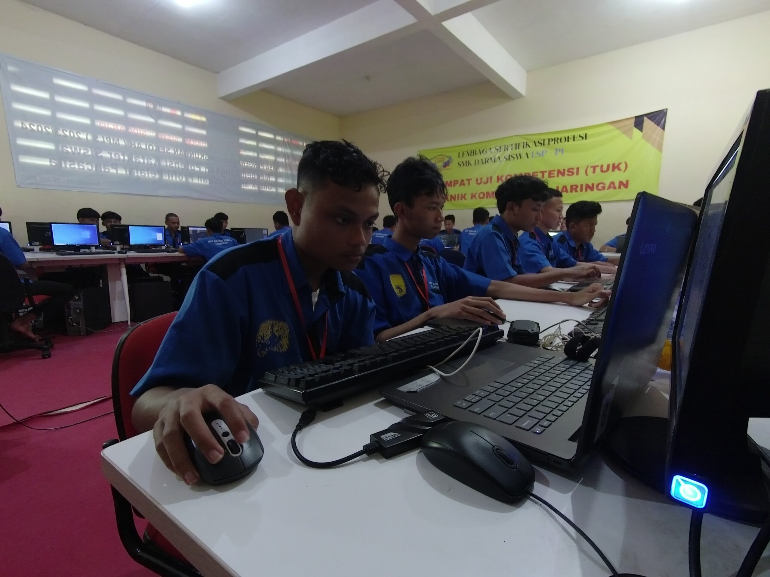 You are currently viewing Memilih Jalan Terbaik: SMK TJKT di Surabaya dan Sidoarjo untuk Masa Depan Digital