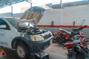 Gambar yang menyoroti Perbedaan Teknik Kendaraan Ringan vs Teknik Sepeda Motor