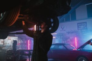 Seorang teknisi sedang bekerja di bengkel resmi, menunjukkan prospek Karir di Bengkel Resmi dan Dealer Mobil Setelah Lulus TKRL