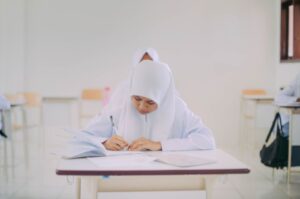 Ilustrasi siswa memilih smk terbaik di sidoarjo, smk favorit di sidoarjo, smk pk di sidoarjo, smk pusat keunggulan di sidoarjo, smk di jawa timur, smk terbaik di jawa timur, smk favorit di jawa timur, smk pk di jawa timur, smk pusat keunggulan di jawa timur untuk PPDB 2026.