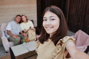 Orang tua berinteraksi dengan anak remaja memahami Parenting Remaja
