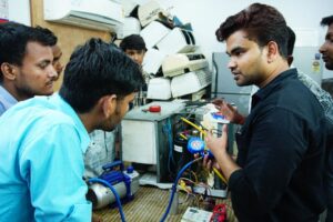 Siswa sedang belajar dan berlatih tentang Tren Mobil Listrik dan Hybrid di Jurusan Teknik Kendaraan Ringan