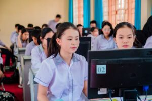 Siswa SMK sedang belajar di laboratorium komputer dan jaringan, menunjukkan keunggulan smk terbaik di sidoarjo, smk favorit di sidoarjo, smk pk di sidoarjo, smk pusat keunggulan di sidoarjo, smk di jawa timur, smk terbaik di jawa timur, smk favorit di jawa timur, smk pk di jawa timur, smk pusat keunggulan di jawa timur