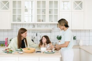Orang tua sedang berbicara serius dengan anak remaja mereka di rumah, membahas tantangan Parenting Remaja dan kemandirian.