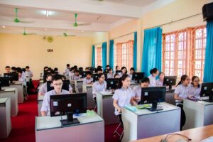 Laboratorium jaringan modern untuk jurusan Teknik Jaringan Komputer dan Telekomunikasi / Teknik Komputer dan Jaringan di SMK Jawa Timur.