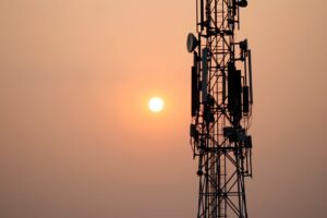 Lulusan Teknik Jaringan Komputer dan Telekomunikasi / Teknik Komputer dan Jaringan bekerja di industri telekomunikasi.