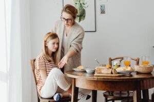 Ilustrasi orang tua yang sedang melakukan Parenting Remaja dengan mendengarkan anaknya.