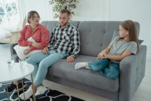 Remaja dan orang tua berdialog di malam hari, ilustrasi parenting remaja yang efektif.