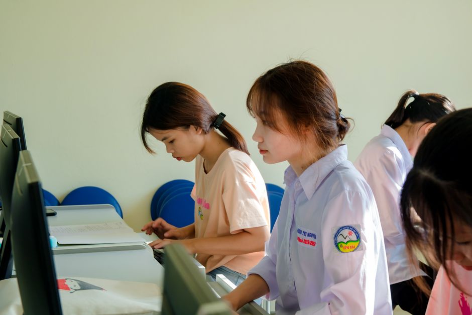 Siswa SMK terbaik di Sidoarjo, SMK favorit di Sidoarjo, SMK PK di Sidoarjo, SMK Pusat Keunggulan di Sidoarjo, SMK di Jawa Timur, SMK terbaik di Jawa Timur, SMK favorit di Jawa Timur, SMK PK di Jawa Timur, SMK Pusat Keunggulan di Jawa Timur sedang belajar di bengkel