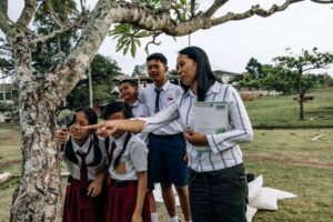 Gambar siswa SMK terbaik di sidoarjo, smk favorit di sidoarjo, smk pk di sidoarjo, smk pusat keunggulan di sidoarjo, smk di jawa timur, smk terbaik di jawa timur, smk favorit di jawa timur, smk pk di jawa timur, smk pusat keunggulan di jawa timur sedang praktik kerja lapangan di industri