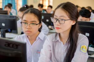 Siswa belajar di laboratorium Teknik Jaringan Komputer dan Telekomunikasi / Teknik Komputer dan Jaringan di SMK terbaik Sidoarjo.