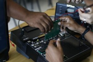 Praktikum perakitan komputer di SMK jurusan Teknik Jaringan Komputer dan Telekomunikasi / Teknik Komputer dan Jaringan