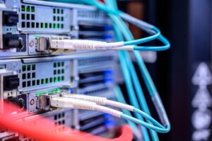 Siswa SMK jurusan Teknik Jaringan Komputer dan Telekomunikasi / Teknik Komputer dan Jaringan sedang belajar konfigurasi router dan switch untuk persiapan sertifikasi CCNA.