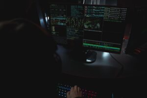 Seorang siswa sedang belajar Teknik Jaringan Komputer dan Telekomunikasi / Teknik Komputer dan Jaringan tentang keamanan siber dan ethical hacking di depan komputer.