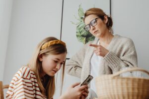 Read more about the article Disiplin yang Membangun Karakter, Bukan Hanya Ketakutan: Panduan Lengkap untuk Orang Tua