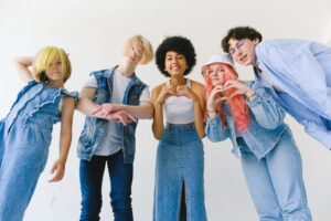 Panduan Parenting Remaja untuk membantu anak memilih teman yang baik.