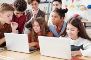Siswa SMK Pusat Keunggulan belajar coding di laboratorium komputer yang modern, menggambarkan kurikulum IT berbasis industri di smk terbaik di sidoarjo, smk favorit di sidoarjo, smk pk di sidoarjo, smk pusat keunggulan di sidoarjo, smk di jawa timur, smk terbaik di jawa timur, smk favorit di jawa timur, smk pk di jawa timur, smk pusat keunggulan di jawa timur.