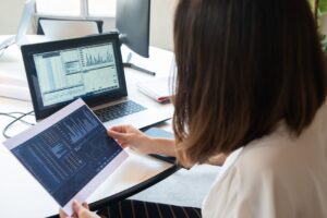 Ilustrasi Tren Digitalisasi Kantor dan E-Office di Jurusan Otomatisasi dengan ikon teknologi modern