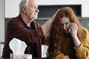 Ilustrasi orang tua memberikan dukungan dalam Parenting Remaja dari keluarga broken home